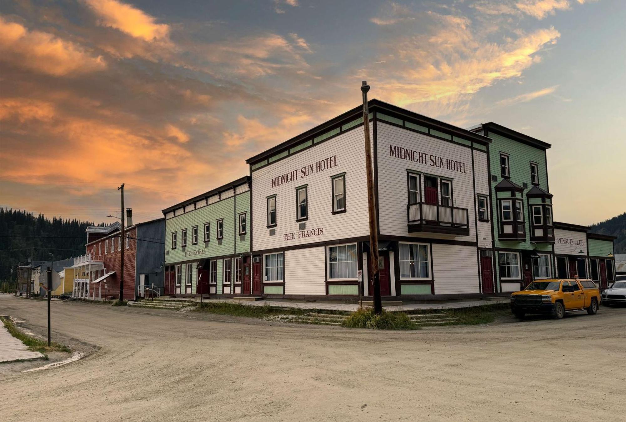 Midnight Sun, A Coast Hotel Dawson City Zewnętrze zdjęcie