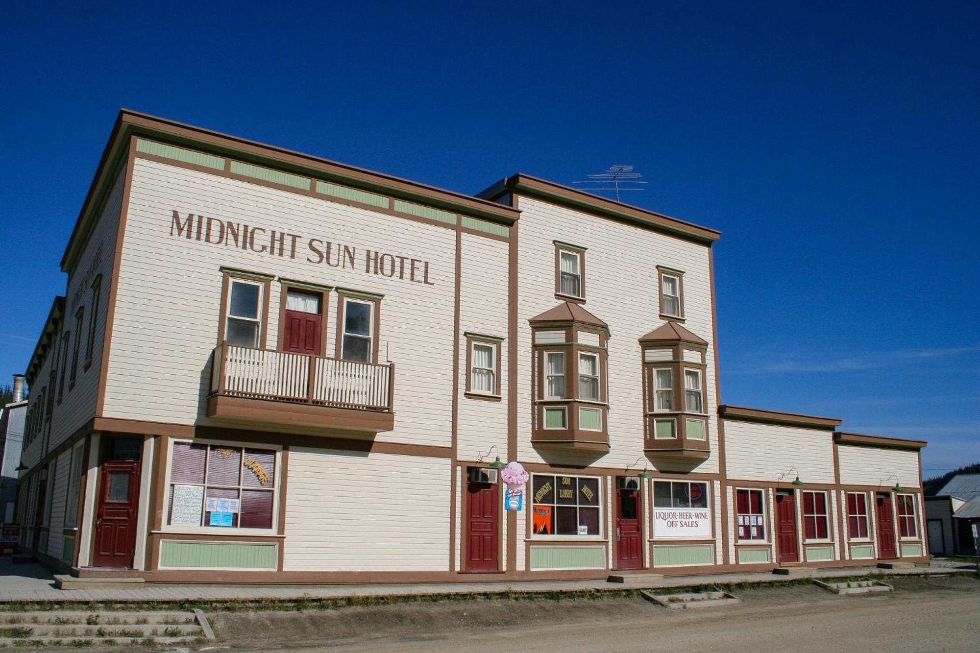 Midnight Sun, A Coast Hotel Dawson City Zewnętrze zdjęcie
